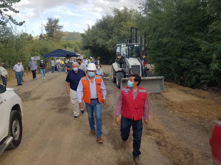 Autoridades dan el vamos a la pavimentación de otros dos caminos en la comuna de Cauquenes