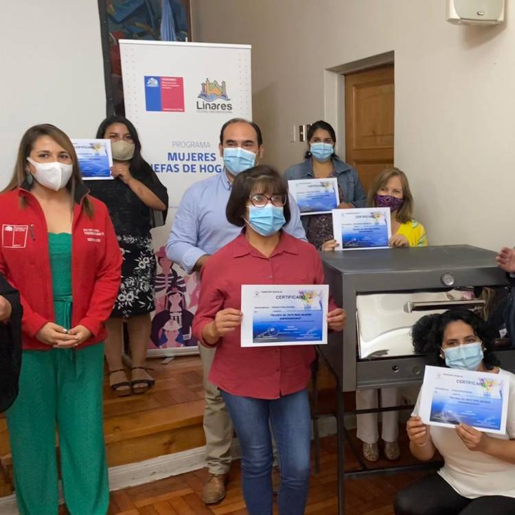 Certifican a mujeres jefas de hogar en curso de capacitación “trilogía del éxito para la mujer emprendedora” en Linares