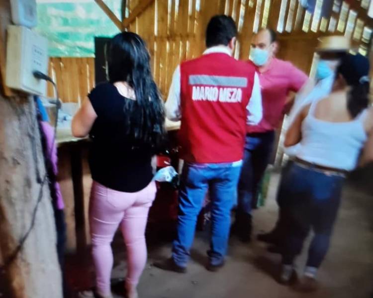 Revuelo por fotografías que muestran a Mario Meza y John Sancho en “fiesta clandestina” que terminó con tres detenidos en la localidad de San Víctor Álamos